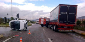 Kamyonla Çarpışan Otomobilde 2 Kişi Yaralandı